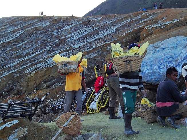 PORTEUR DE SOUFFRE IJEN   