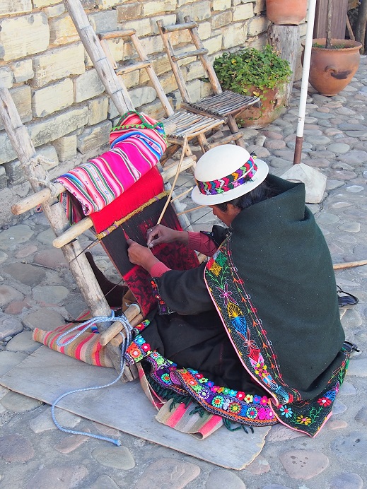  Cholitas au tissage    
