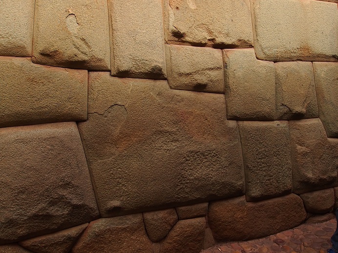  Pierre à 12 face de Cusco 